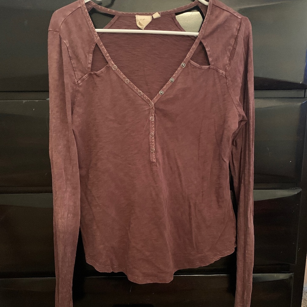 Long Sleeve Maroon V-Neck from BUCKLE Size S